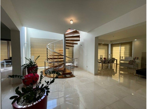 A beautiful home in the quiet residential location of… - منازل