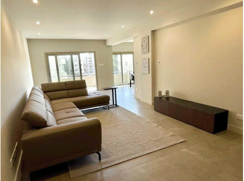 A beautiful three-bedroom apartment, close to all amenities… - Huse