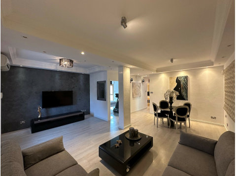 A beautiful well appointed Bungalow, fully renovated  of 2… - Houses