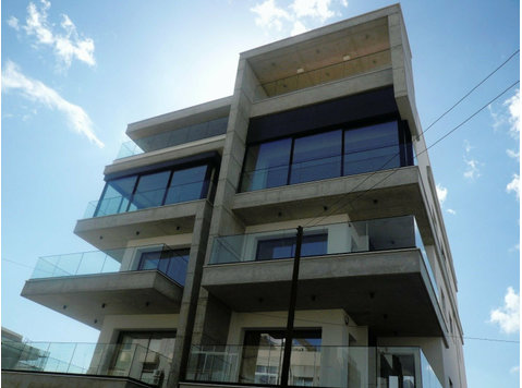 A brand-new building with 5 apartments, located in a quiet… - Huizen