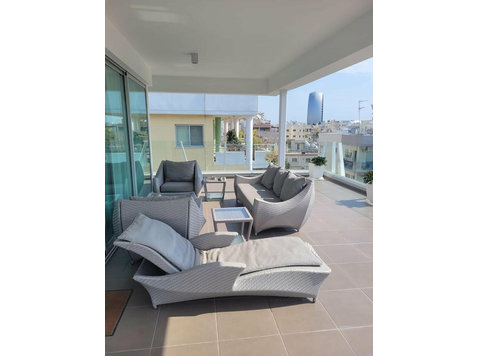 A fully furnished penthouse for rent in Neapoli.
 250m from… - Casas