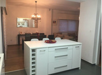 A furnished 3 bedroom apartment in central Limassol Mesa… - Casas