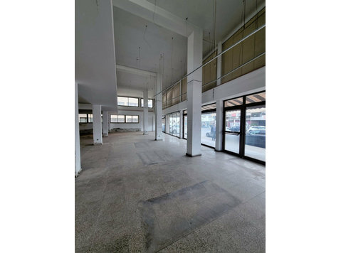 A good opportunity to rent this large showroom for multiple… - Rumah