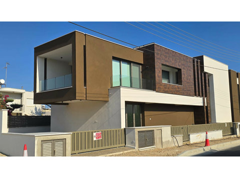 A key-ready office space on the ground floor, offering a… - Къщи