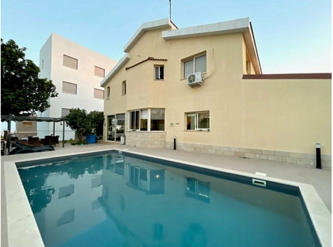 A lovely detached fully furnished house in the sought after… - Casas