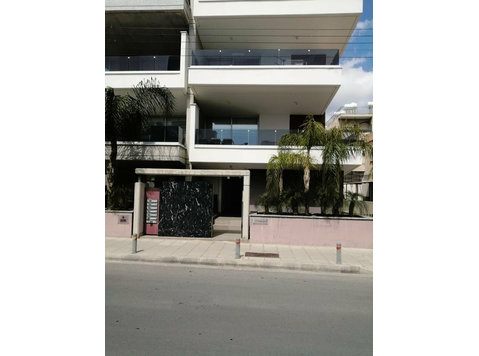 A lovely fully furnished and well-appointed 2 bedroom, 2… - Houses