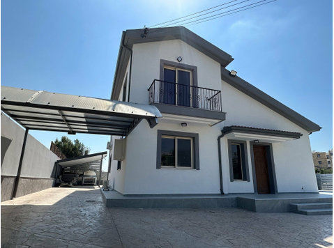 A lovely fully renovated 3 bedroom detached house 190sqm… - Houses