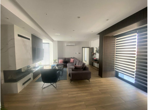 A lovely modern 3 bedroom upper house in the heart of… - گھر