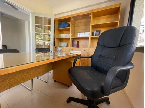 A lovely office space for someone wanting walking distance… - Hus