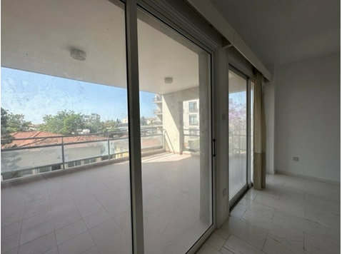 A lovely renovated 3 bedroom unfurnished apartment in the… - Müstakil Evler
