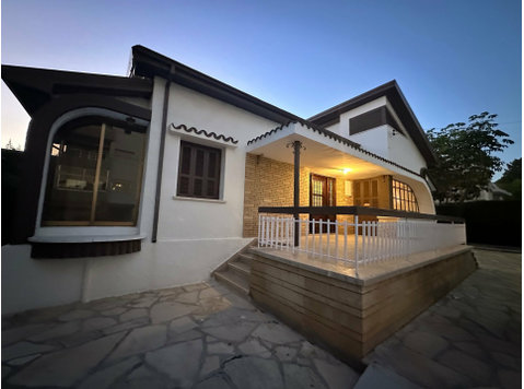 A lovely well appointed detached house which can be… - Rumah