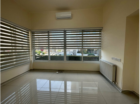 A lovely well appointed ground level office, entrance hall,… - 家