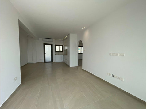 A nice fully renovated 2 bedrooms apartment 300m from the… - Domy