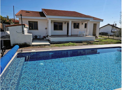 A nice three bedroom detached villa with garden and… - Case