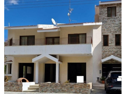A nice three bedroom semi detached house fully furnished… - Huse
