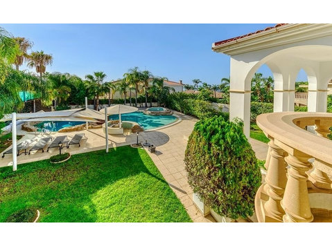 A prime residence, just 50 meters from the sandy beach.… - בתים