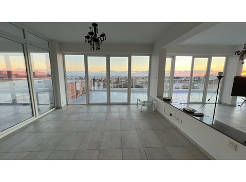 A three-bedroom penthouse of 120 sqm with a panoramic view… - Huizen