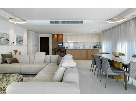A two-bedroom modern apartment with an outstanding design… - 房子