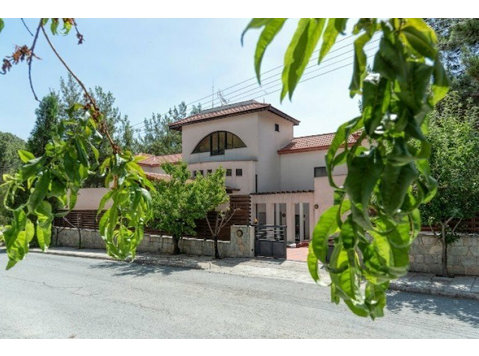 A very large villa in the sought after location of Moniatis… - 주택
