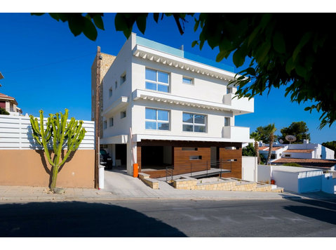 Are you looking for a beautiful, modern apartment in the… - Houses