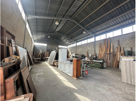 At the beginning of the industrial area.
Internal 500sqm
2… - Casas