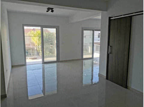 Available 3 bedroom upper floor house in Apostolos andreas… - Casas