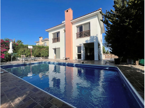 Available, a 3 bedroom Villa( 145 sq.m) on a 450 sq.m… - Къщи