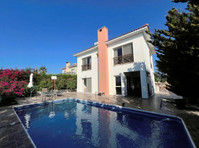 Available, a 3 bedroom Villa( 145 sq.m) on a 450 sq.m… - Къщи