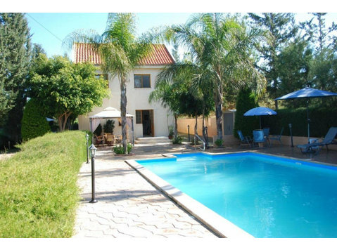 Available, a 4 bedroom Villa( 160 sq.m) on a 2300 sq.m… - Huse