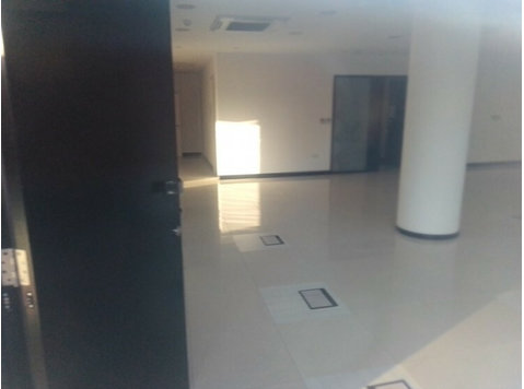 Available a spacious ground floor office space located in… - Къщи