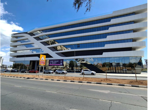 Available for rent, this key-ready showroom offers a… - Houses