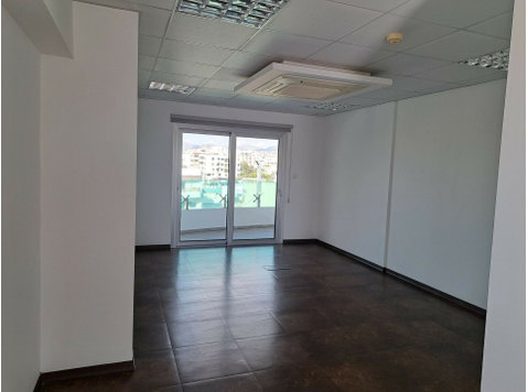Available for rent, this spacious used office offers 1188… - Къщи