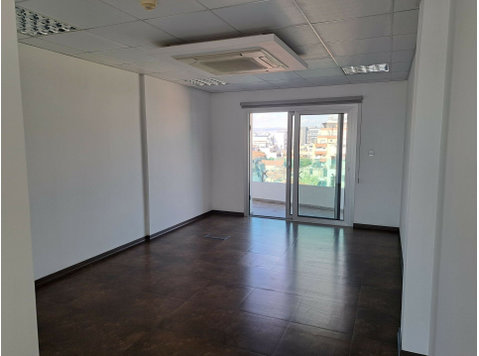 Available for rent, this spacious used office offers 396 m²… - Къщи