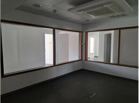 Available for rent, this spacious used office offers 792 m²… - Къщи