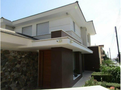 Beautiful contemporary style 5 bedroom residence available… - Domy