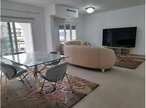 Beautiful spacious fully renovated three bedroom apartment… - Domy