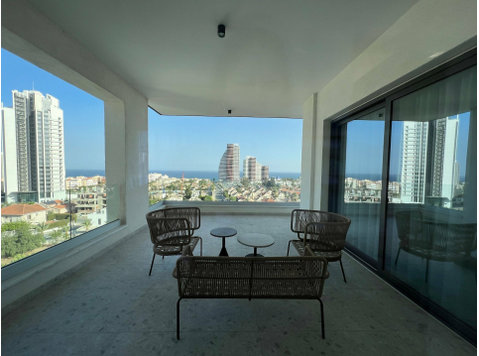Beautiful three bedroom apartment now available in… - Mājas