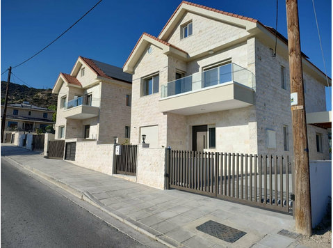 Brand new 3 story, 5 bedroom house with 5 en suite… - 家