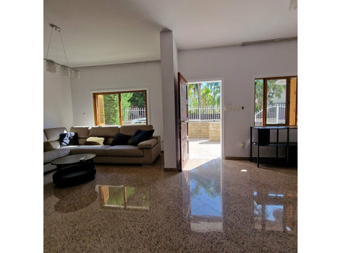 Charming five bedroom residence available furnished in a… - Casas