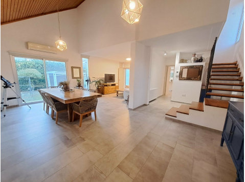 Charming four bedroom residence available in a quiet… - Σπίτια