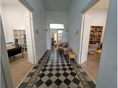 Charming office space housed in a beautifully restored old… - בתים