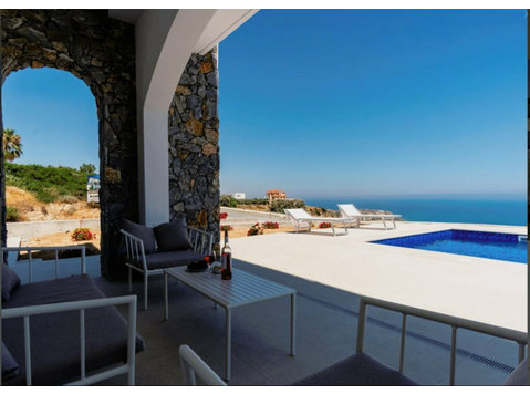 Charming three bedroom Villa with breathtaking sea view… - Häuser