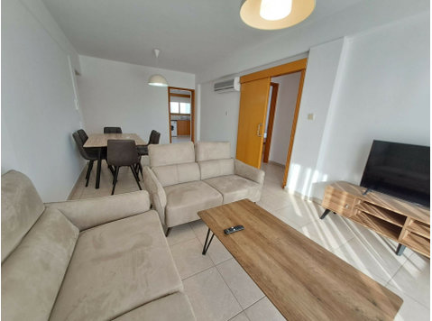 Cozy two bedroom furnished apartment available in a quiet… - Häuser