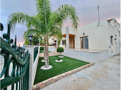 Discover this beautifully designed detached villa located… - Maisons