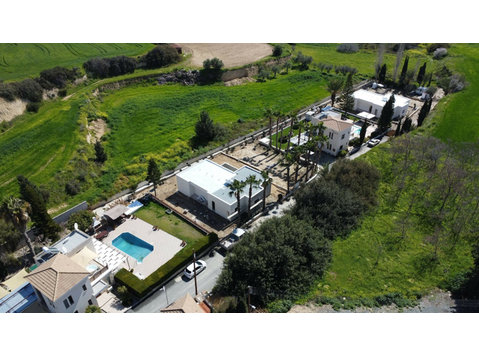 Discover this brand-new 3-bedroom villa for long-term rent… - Case