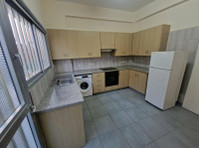Discover this inviting three-bedroom semi-detached ground… - Kuće