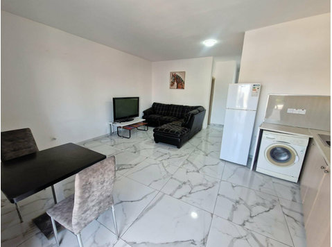 Discover this recently renovated, fully furnished 2-bedroom… - Maisons