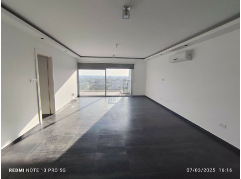 Discover this spacious penthouse for rent in the vibrant… - Case
