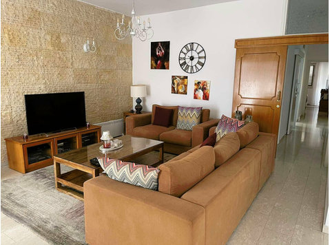 Explore this spacious and fully furnished 3-bedroom upper… - בתים