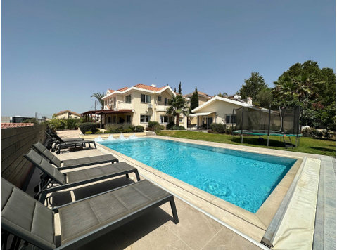 Exquisite 5-Bedroom Villa  located in the sought-after area… - Куќи